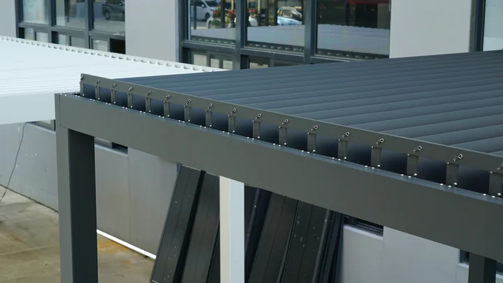 Louver pivot assembly