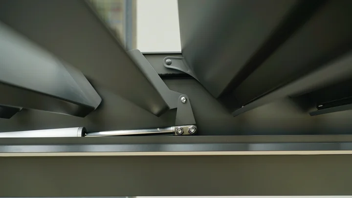 Louver pivot assembly