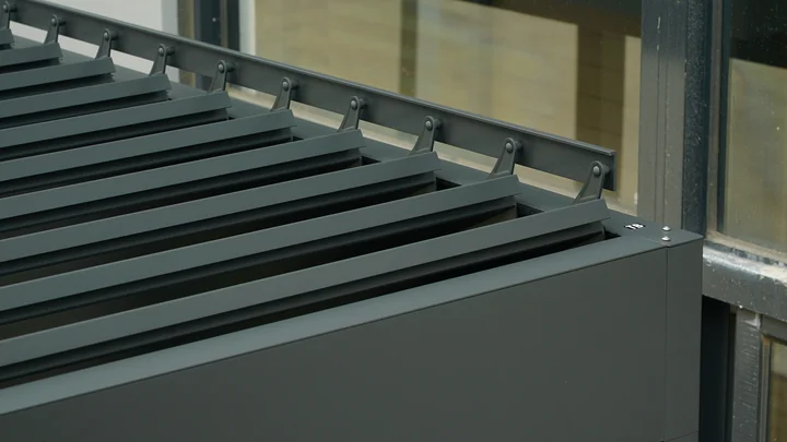 Louver pivot assembly