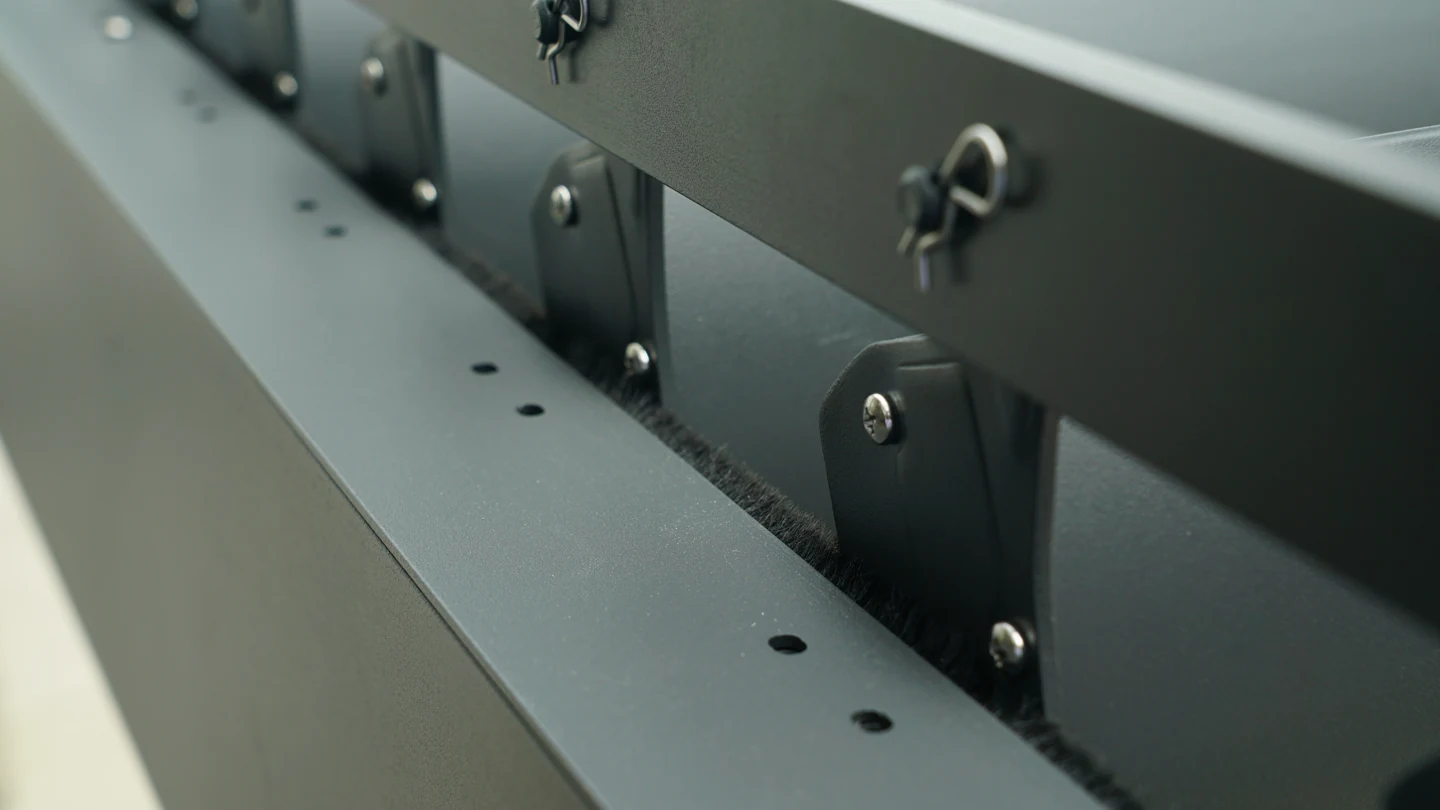 Connection rod, pivots and louver brackets: identify the supplied mechanism and include its operation in the agreed check.