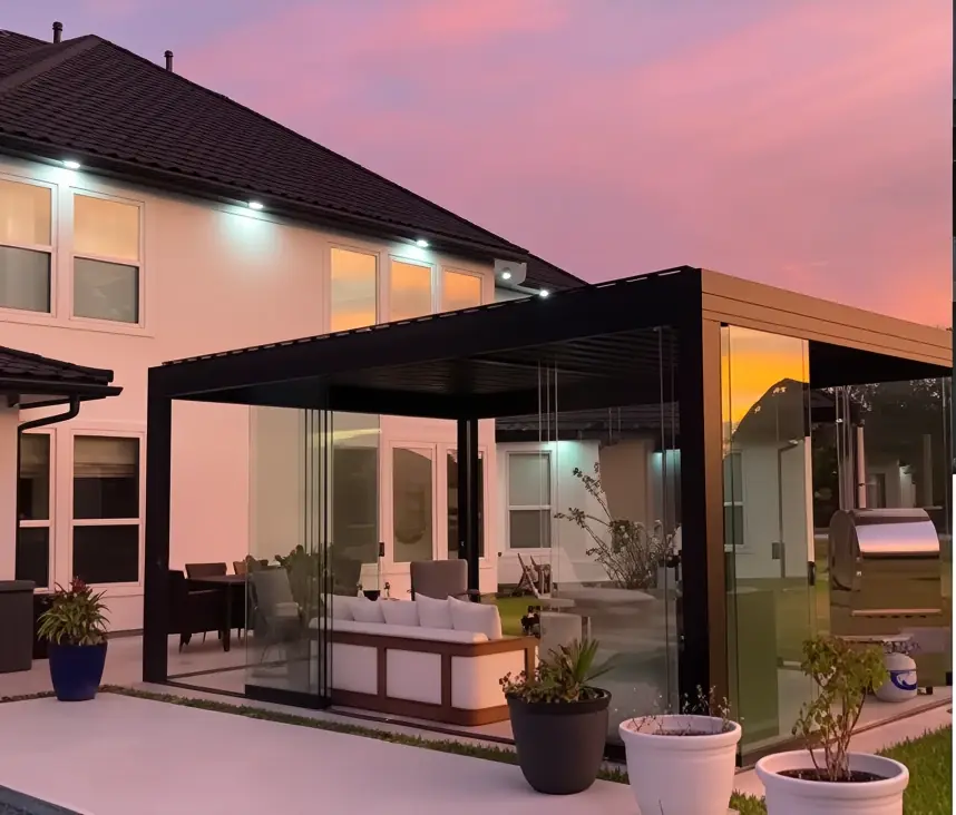 Pergola langs die huis met ontspansitplekke