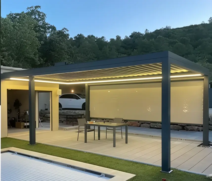 Pergola langs die swembad met beligting en skerms