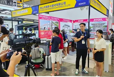 Product presentation on the exhibition floor