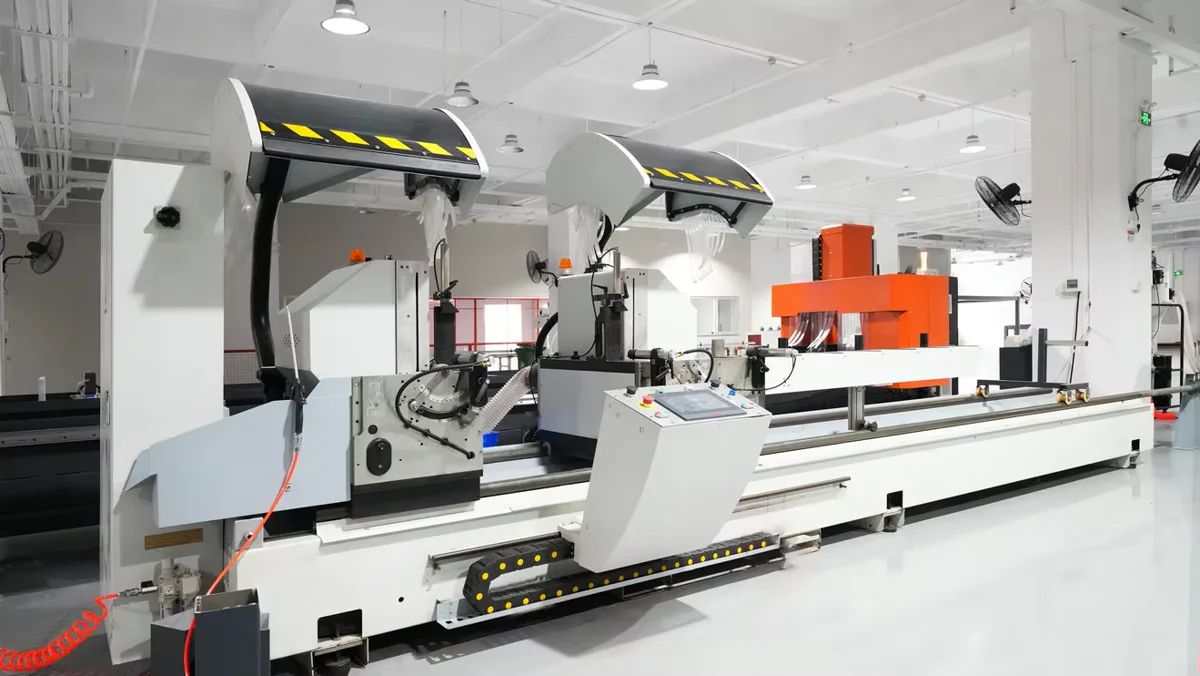 Machinery for preparing profile lengths.