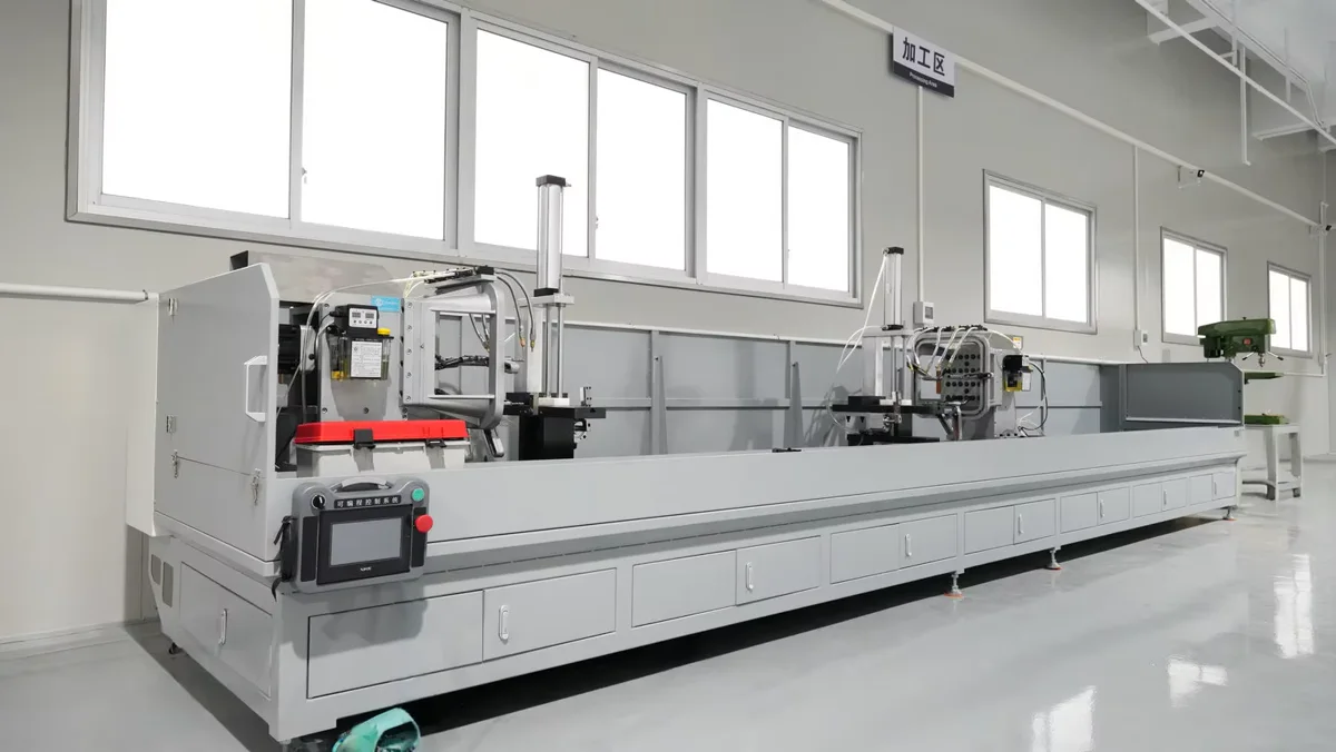A long-bed workstation for aluminum profile processing.